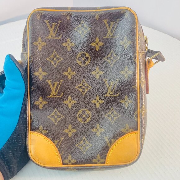 Vintage Louis Vuitton Monogram Crossbody Bag – Iconic Canvas, Timeless Luxury - Picture 5 of 17